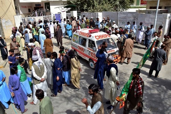 Bombing outside mosque in Pakistan kills scores