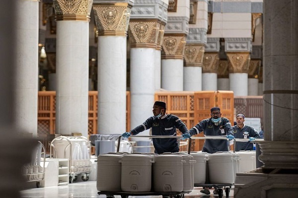 Distribution of Zamzam water in Mecca