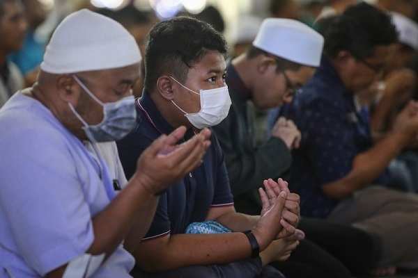 Worhsippers wearing masks at Malaysian mosque