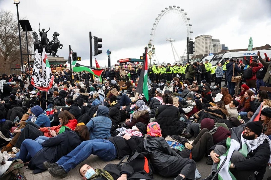 Pro-Palestinian Protesters Stage Bridge Blockade Near UK Parliament