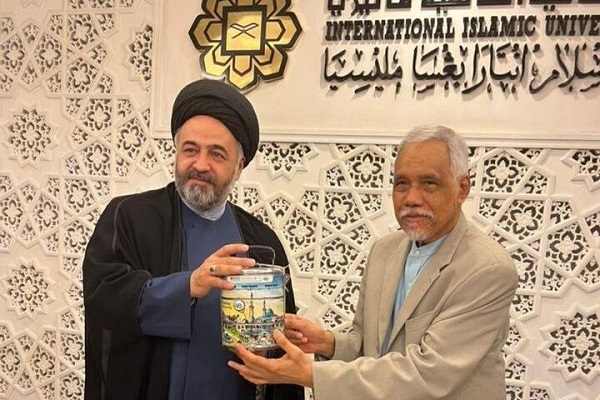 Head of the Islamic Culture and Relations Organization’s (ICRO) International Quran and Propagation Center Hojat-ol-Islam Seyed Mostafa Hosseini Neyshabouri held talks with the president of the International Islamic University of Malaysia in Kuala Lumpur.