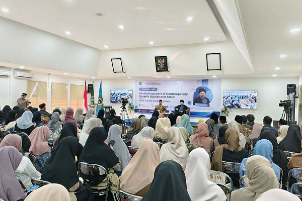Head of the Islamic Culture and Relations Organization’s (ICRO) International Quran and Propagation Center Hojat-ol-Islam Seyed Mostafa Hosseini Neyshabouri paid a visit to the University of Quranic Sciences in Jakarta, Indonesia.