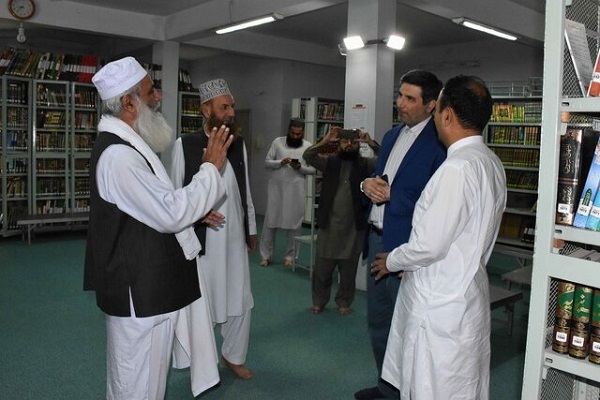 The head of Iran’s Culture House in Pakistan’s Rawalpindi visited the Razawiya Zia al-Ulum religious school in Rawalpindi.