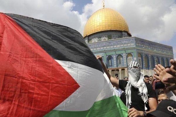 Al-Aqsa Mosque and a flag of Palestine