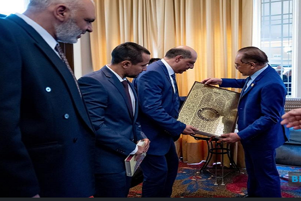 Malaysia’s Prime Minister Anwar Ibrahim presented 50 copies of the Holy Quran along with its Spanish translation to the Islamic Association of Peru in Lima on November 15, 2024.