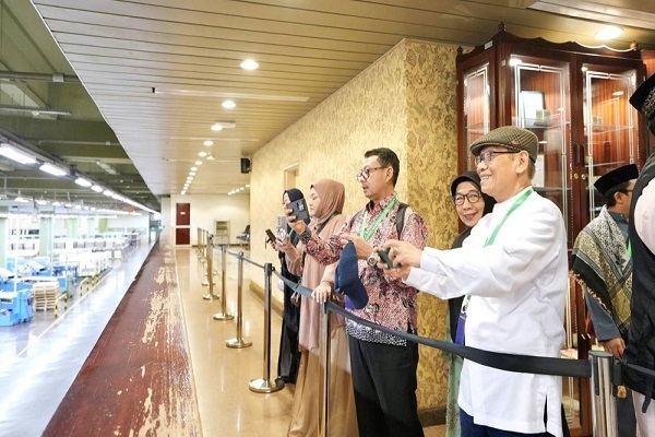 Asian Umrah Pilgrims Visit Medina Quran Printing Complex  