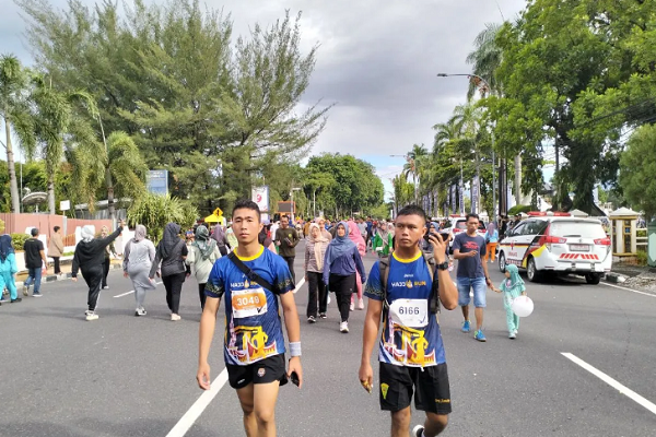 People participate in the Hajj Run 2024 in Padang, Indonesia’s West Sumatra, on November 3, 2024.