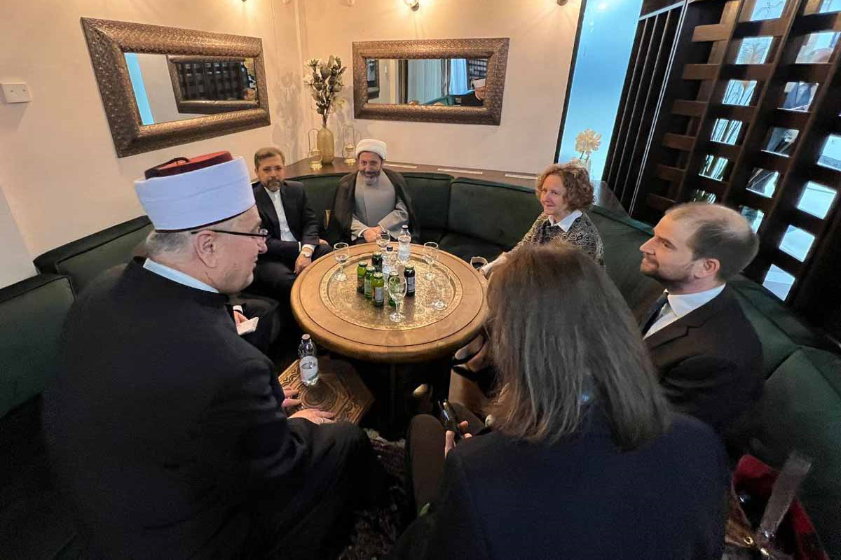Head of the Islamic Culture and Relations Organization (ICRO) Hojat-ol-Islam Mohammad Mehdi Imanipour and Nina Obuljen Korzinek, the Croatian minister of culture met in Zagreb.