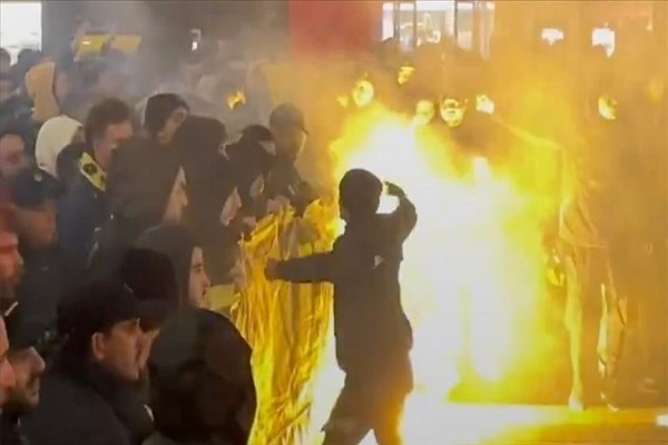 Israeli hooligans attacked Arabs, burned flags, chanted