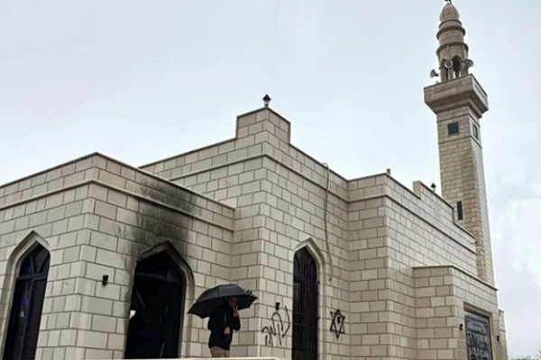 A group of illegal settlers reportedly entered a neighborhood near Salfit in the West Bank and set fire to the mosque while also spray-painting racist slogans on its walls.