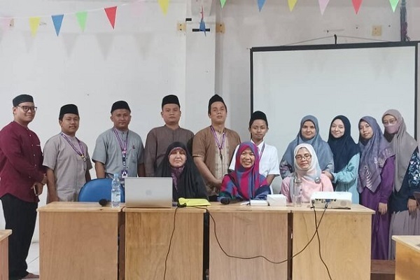 Participants in a Quranic course in Indonesia on the Iranian method and style of Quran memorization.