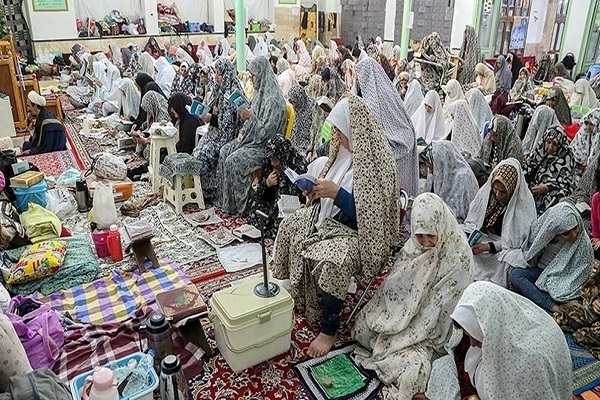 women taking part in Itikaf rituals