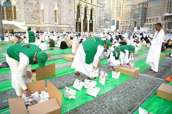 Workers distribute Iftar meals among worshippers at Prophet's Mosque in Medina