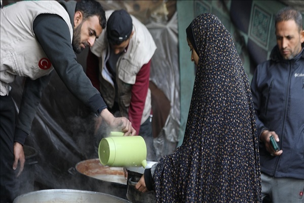 Distribution of food among displaced people in the Gaza Strip