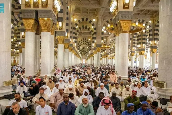 Worshippers and pilgrims at Prophet's Mosque in Medina