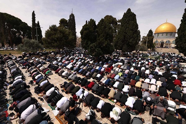 Resilience Amid Restrictions: 125,000 Palestinians Attend Friday Prayer at Al-Aqsa Mosque