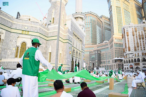 Workers preparing iftar spread at Mecca Grand Mosque