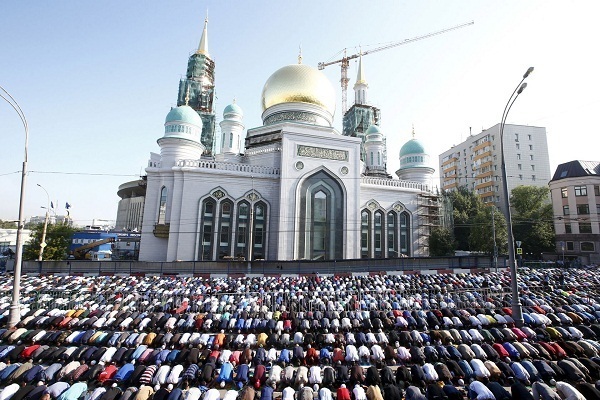 Muslims saying prayers in Russia