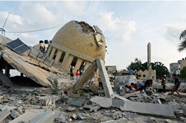 Palestinian Child Collects Quran Pages after Israeli Bombing of Gaza Mosque (+Video)