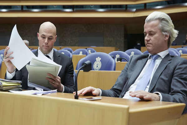 Van Klaveren next to Geert Wilders at the Dutch parliament in 2013, before he left the PVV