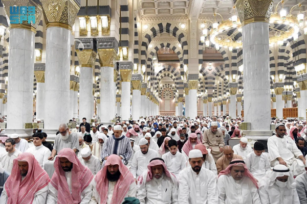 Worshippers at Prophet's Mosque in Medina