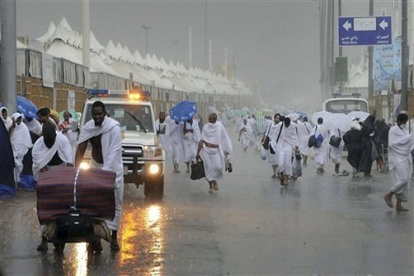 Hajj pilgrims in rain