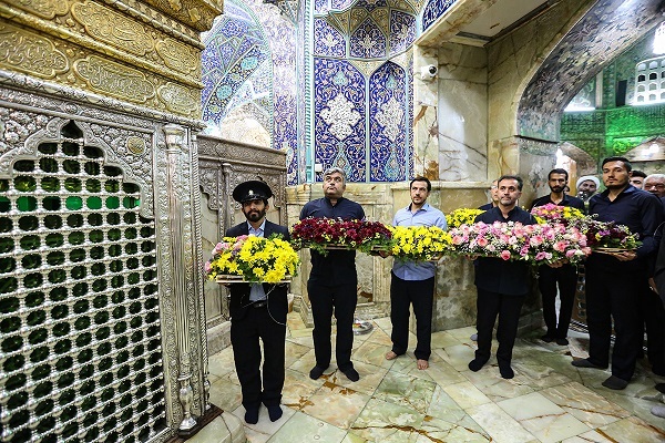 Servants of the holy mausoleum of Hazrat Masoumeh (SA) in Qom prepare to decorate the shrine with flowers