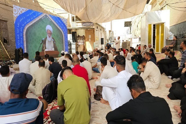 Ayatollah Mohammad Yaqubi delivering Eid al-Adha sermon