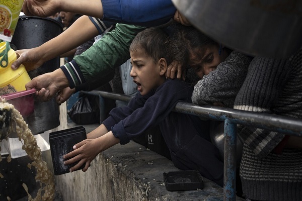 People in Gaza desperate for food as a result of Israeli war and blockade