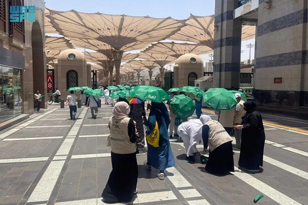 Hajj volunteers are seen positioning the smart robort at the courtyard of the Prophet's Mosque in Medina.