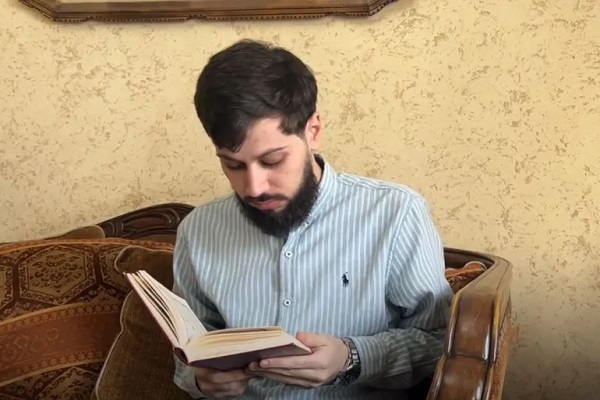 Young Palestinian Abdul Majid Majed has managed to learn the entire Quran by heart while being held in Israeli regime’s prisons.