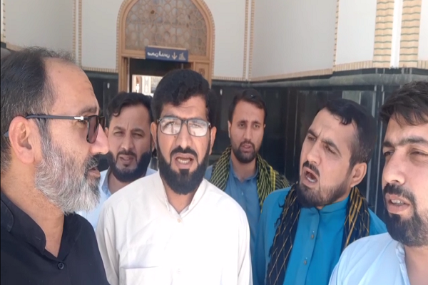 Iranian, Pakistani qaris recite Quran chorally at Imam Reza (AS) holy shrine