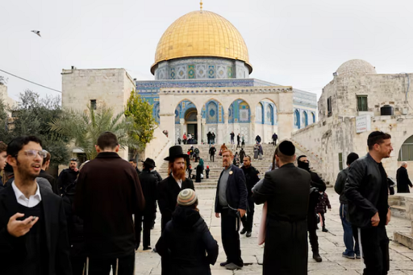 Israeli regime officials, settlers storm Al-Aqsa Mosque in the holy city of al-Quds