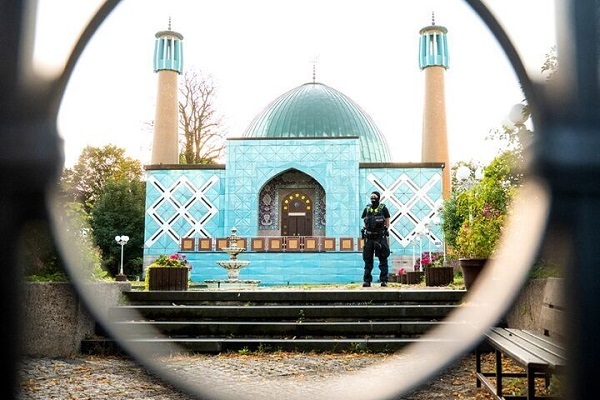A German police officer at the Imam Ali (AS) Mosque in Hamburg