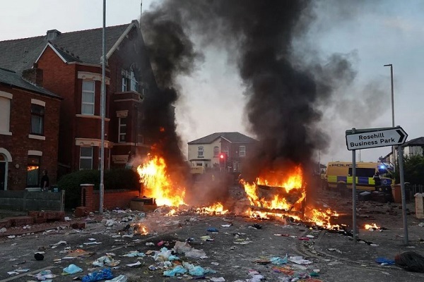Heightened Security Measures Urged for UK Mosques Amid Growing Far-Right Protests