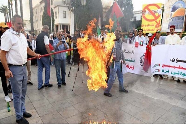 Moroccan demonstrators set fire to the Zionist regime's flag