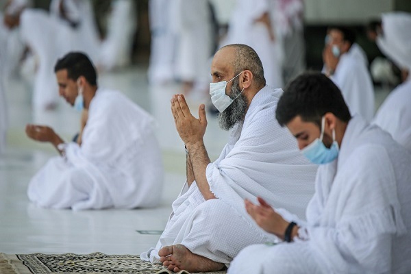 Umrah pilgrims wearing masks to prevent the spread of viruses and contagious respiratory diseases.