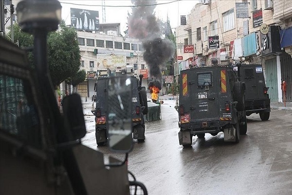 Israeli regime forces attacking a town in the West Bank