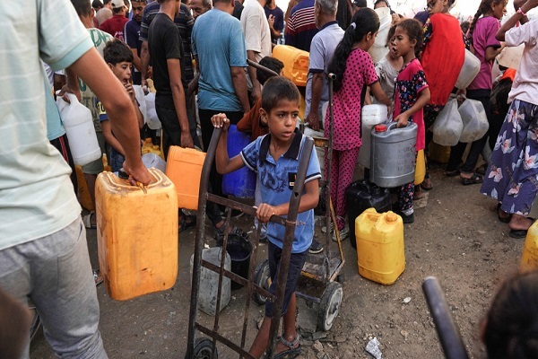 Displaced Palestinians queue for water supply in Khan Yunis in the southern Gaza Strip on July 30, 2024