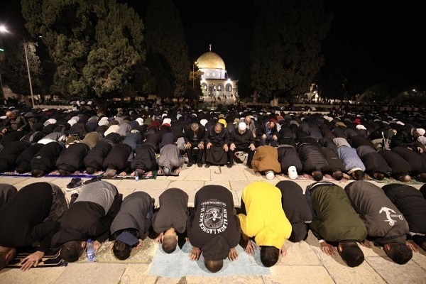 Palestinian worshippers at Al-Aqsa Mosque in al-Quds