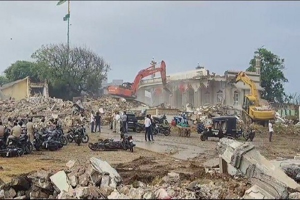 Authorities demolishing a dargah (Muslim shrine), mosque, and graveyard dating back to 1,200 years ago in Gir Somnath district, in India’s Gujarat (September 28, 2024)