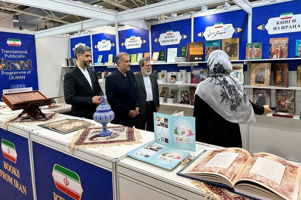 Iranian Ambassador to Russia Kazem Jalali visiting Iran’s pavilion at the 37th Moscow International Book Fair.