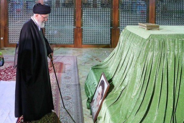 Leader of the Islamic Revolution Ayatollah Seyed Ali Khamenei paid a visit to the mausoleum of Imam Khomeini (RA) and tombs of the martyrs of the Islamic Revolution on January 30, 2025 .