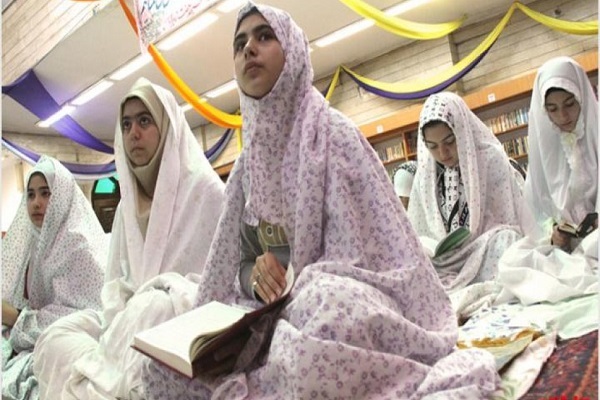 Girls attending an Itikaf ceremony in Iran