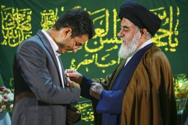 Iranian qari Es’haq Abdollahi, who came first at the 23rd Moscow International Quran Recitation Competition, received honorary order of the Servant of Jamkaran Holy Mosque in a ceremony on October 28, 2025.