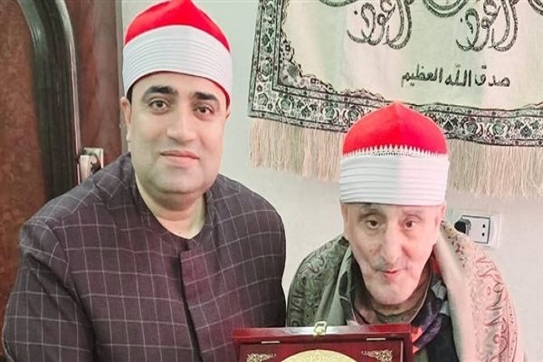 Veteran Quran recitation master Sheikh Mohammed Younis al-Ghalban (right) was honored by the Egyptian Quranic Scholars Union in Kafr el-Sheikh Governorate for his services to the Quran.