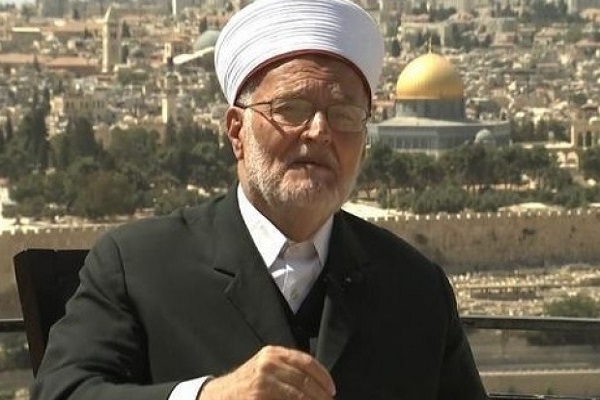 Occupation Bans Al-Aqsa Preacher Sheikh Ikrima Sabri from Mosque for 6 Months