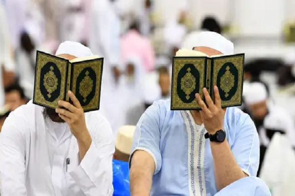 Pilgrims reading the Quran at the Prophet’s Mosque in Medina