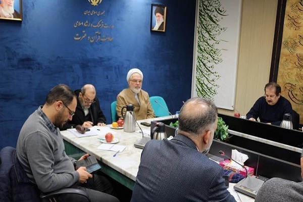 Hojat-ol-Islam Hamid Reza Arbab Soleimani, the Quran and Etrat deputy of Iran’s Ministry of Culture and Islamic Guidance, held a meeting with the organizers and staff of the 32nd Tehran International Quran Exhibition