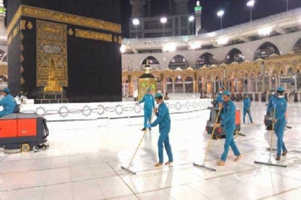 Workers cleaning the Grand Mosque in Mecca